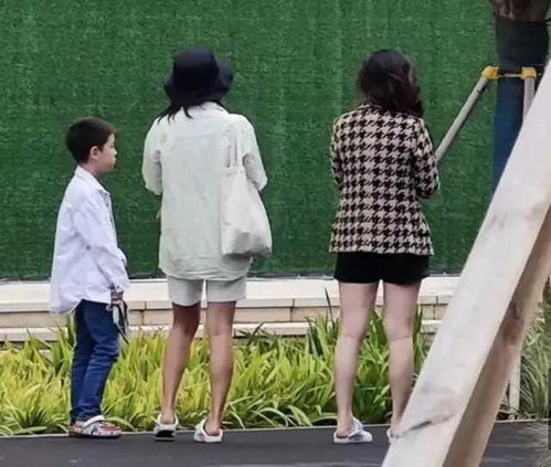 沈腾一家出游被网友偶遇，明星家庭的平凡时光