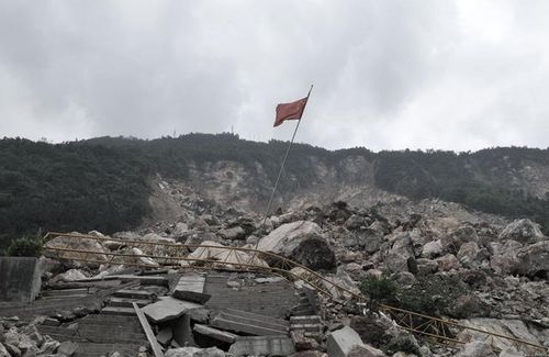 四川汶川突发泥石流，灾难无情，人间有情