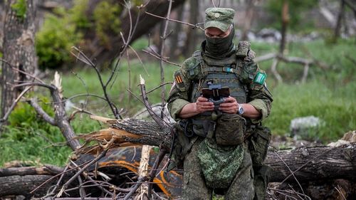 俄受伤士兵向乌军无人机双手合十，战争与人性交织的复杂画面