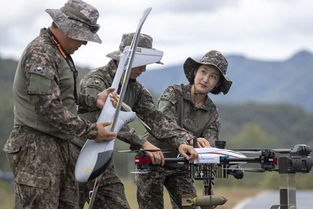 俄受伤士兵向乌军无人机双手合十，战争与人性交织的复杂画面