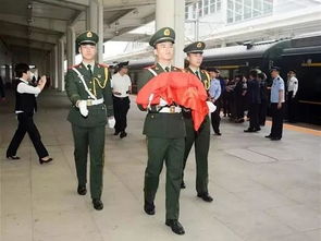 民警温情相助，守护生命，为轻生男子买回家火车票